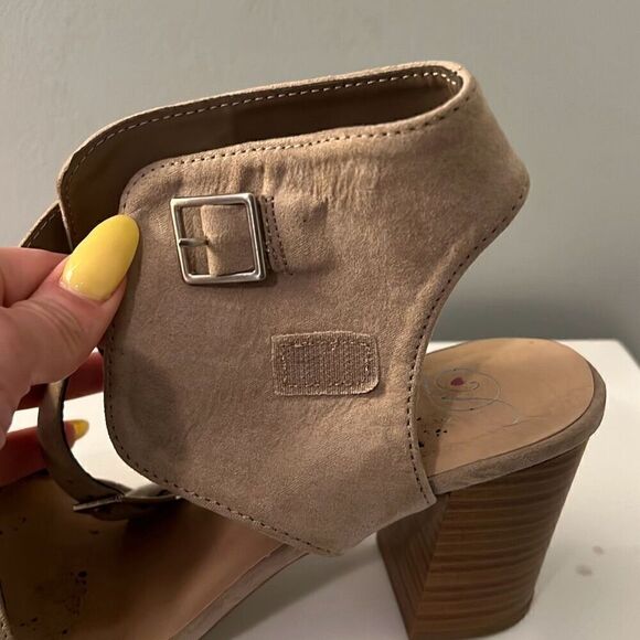 Heart in D Women's Taupe Suede Double Ankle Strap Block Heel Sandal Size 8 - Picture 13 of 14